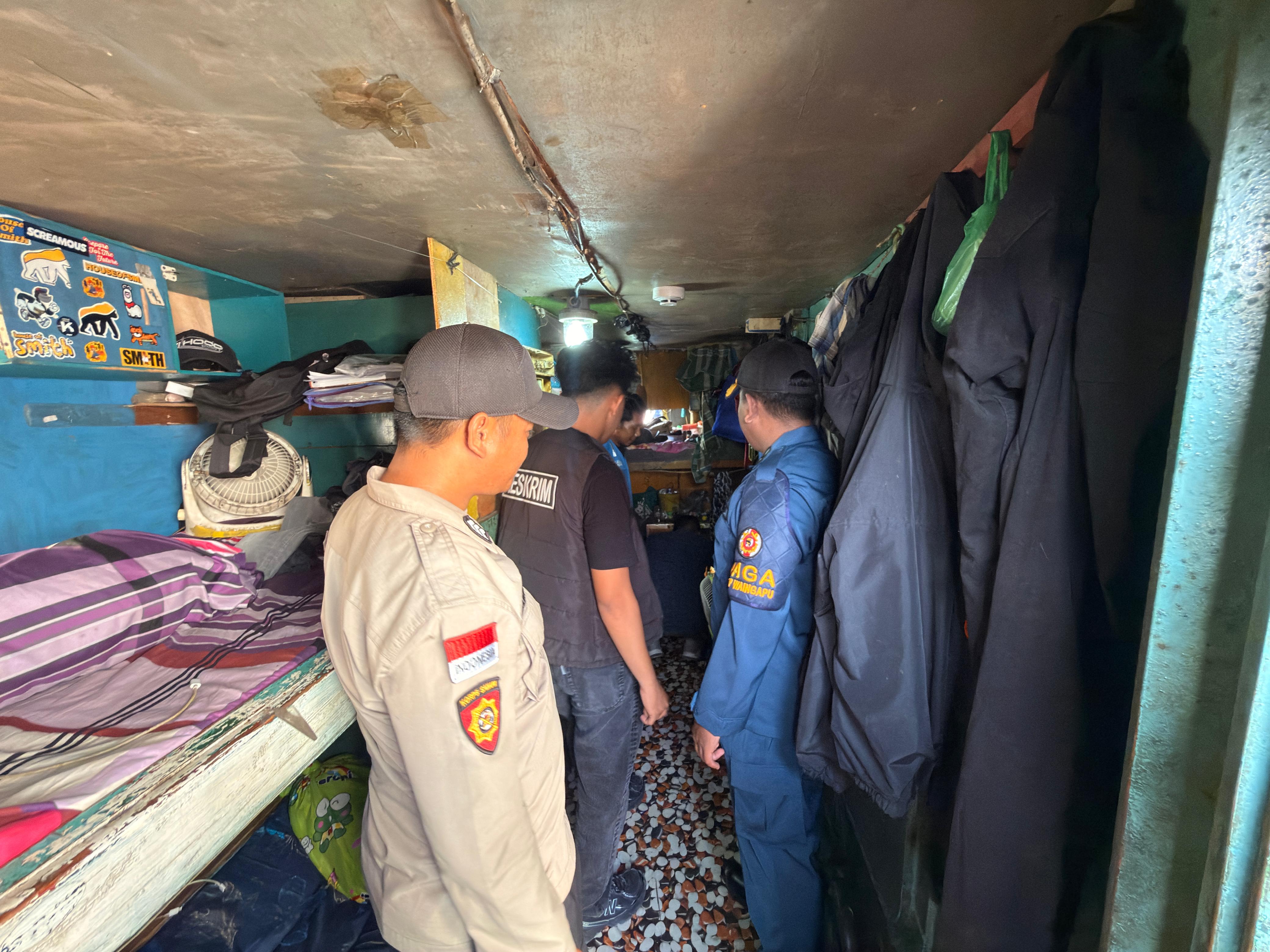 KSOP Waingapu Bersama Satnarkoba Polres Sumba Timur dan Pelindo Sosialisasikan Bahaya Narkoba serta Periksa Barang Bawaan ABK KM. Shelly Indah